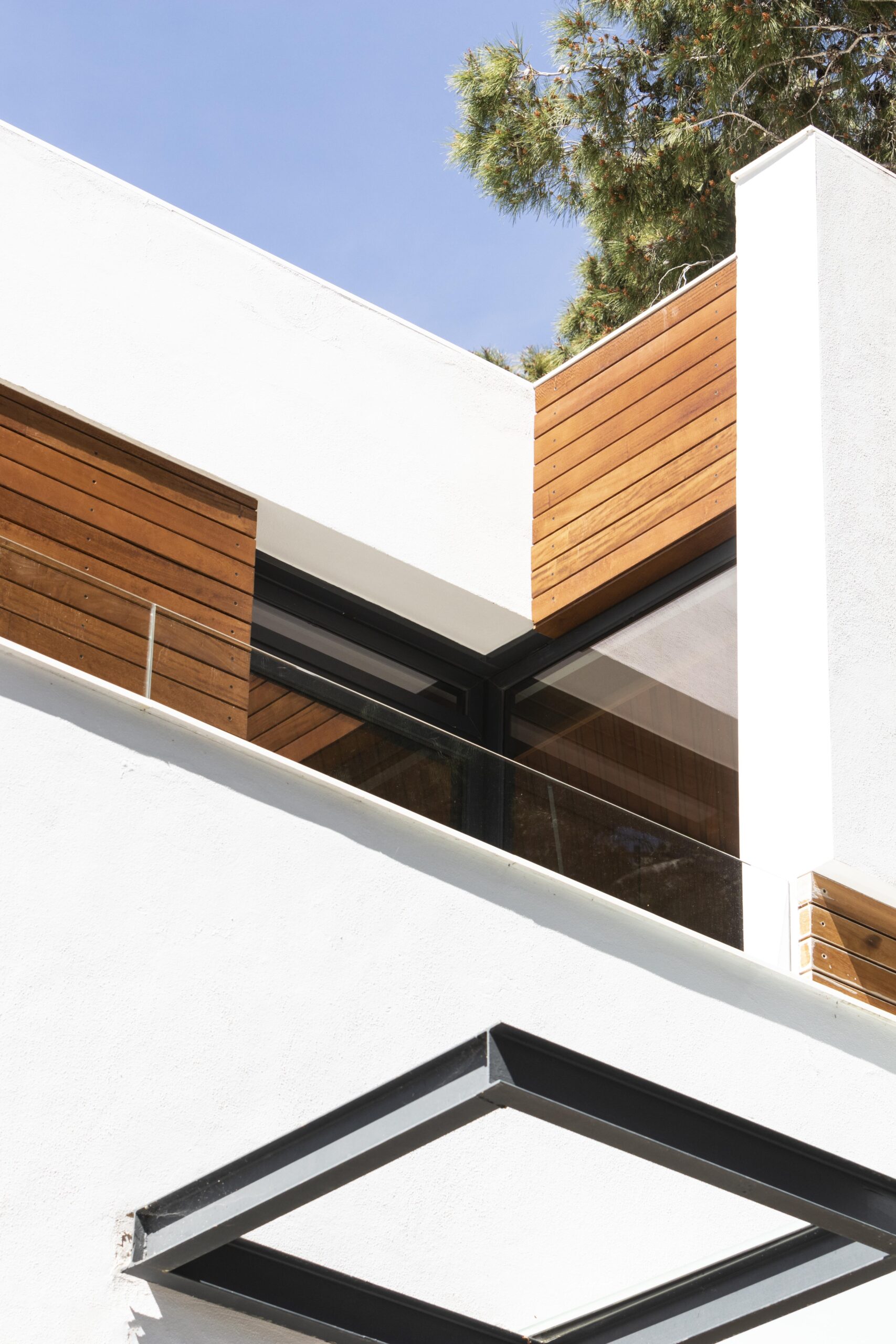 casa-de-angulo-bajo-con-piezas-de-madera